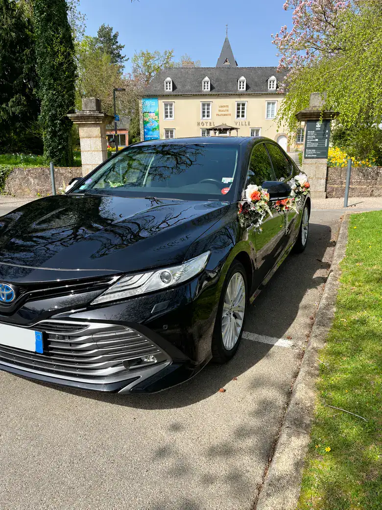 Toyota Camry noire décorée pour un mariage devant un hôtel de ville, chauffeur mariage Rennes